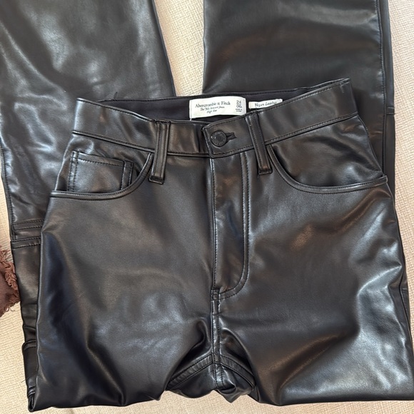 Abercrombie & Fitch 90s Relaxed Leather High Rise Cargo Pants - Picture 2 of 6